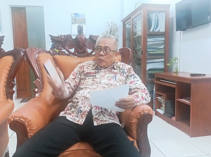 Kepala BPKAD Pati Febes Mulyono memberikan keterangan pers terkait surplus pajak daerah