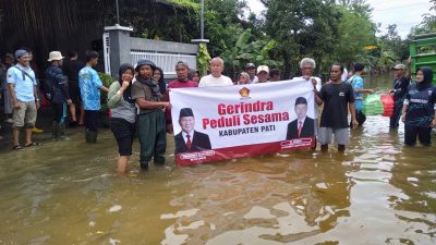 DPC Gerindra Pati Salurkan Bantuan Nasi Kotak untuk Korban Banjir Mintobasuki