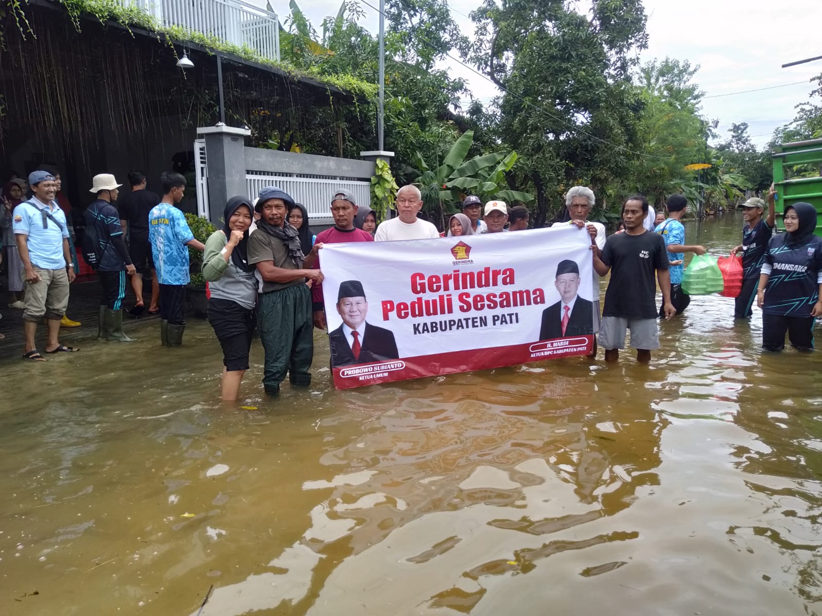 Ketua DPC Gerindra Pati Hardi menyalurkan bantuan untuk korban bencana di Desa Mintobasuki Kecamatan Gabus Pati