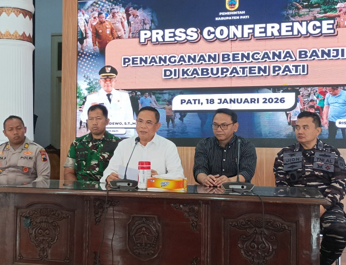 Bupati Pati Sudewo saat memberikan keterangan saat konferensi pers di Pendopo Pati
