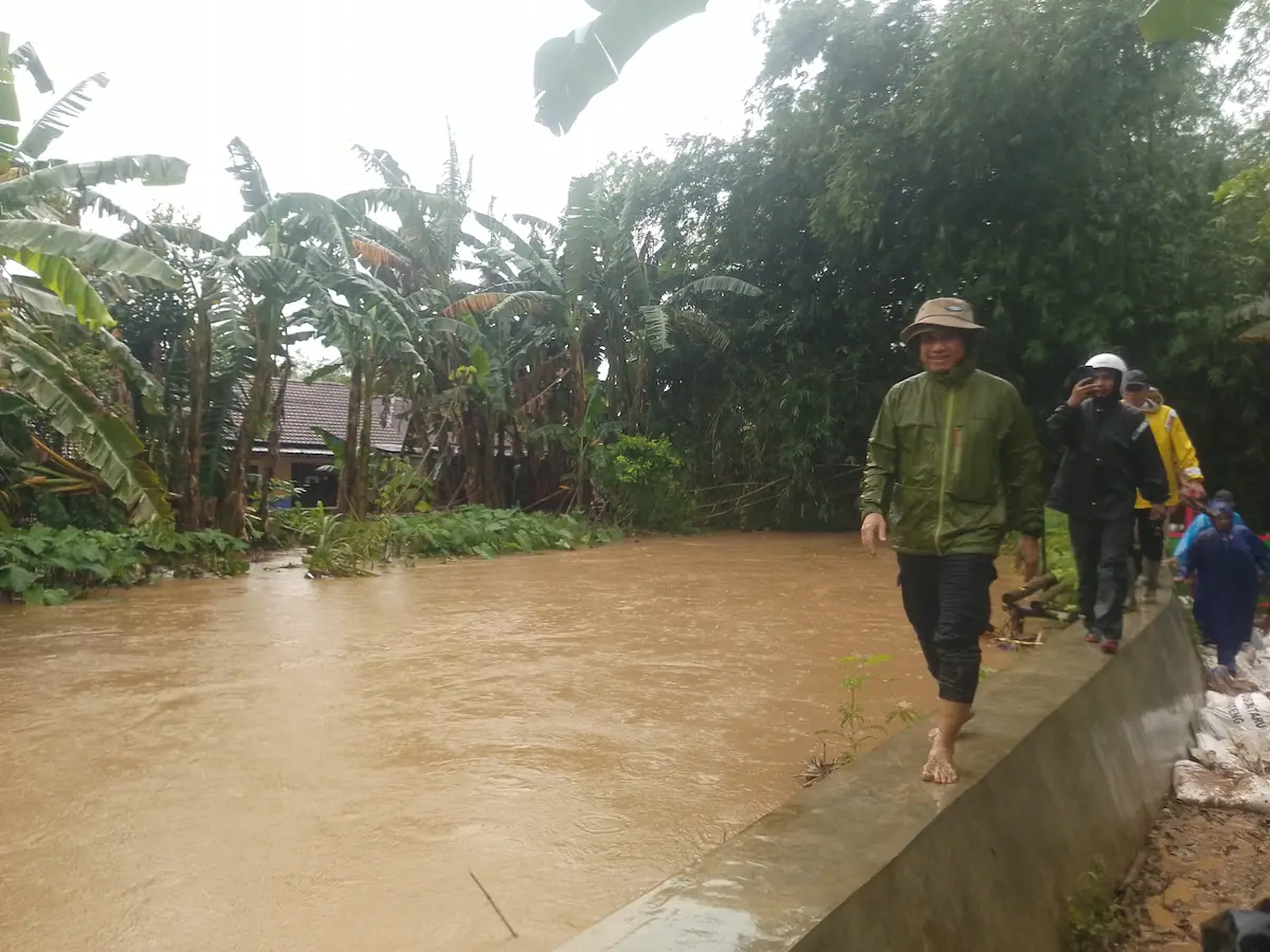 Bupati Kudus Sam'ani Intakoris saat meninjau kondisi daerah yang terkena bencana