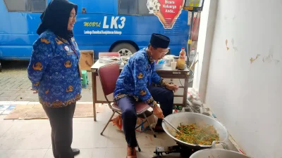 Kepala Bapperida Pati Muhtar sedang mengecek dapur umum di DinsosP3AKB Pati