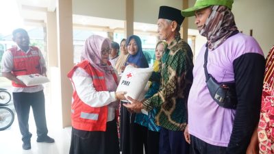 Ketua PMI Pati Atik Kusdarwati Sudewo menyerahkan bantuan beras secara simbolis kepada warga terdampak puting beliung di Desa Gebang.
