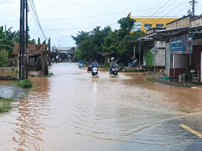 Sejumlah pengendara nekat menerobos jalan Pati-Gabus yang terendam banjir