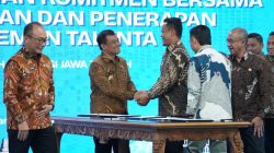 Bupati Purbalingga Fahmi Muhammad Hanif saat menandatangani komitmen manajemen talenta ASN di Semarang