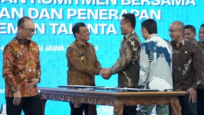 Bupati Purbalingga Fahmi Muhammad Hanif saat menandatangani komitmen manajemen talenta ASN di Semarang