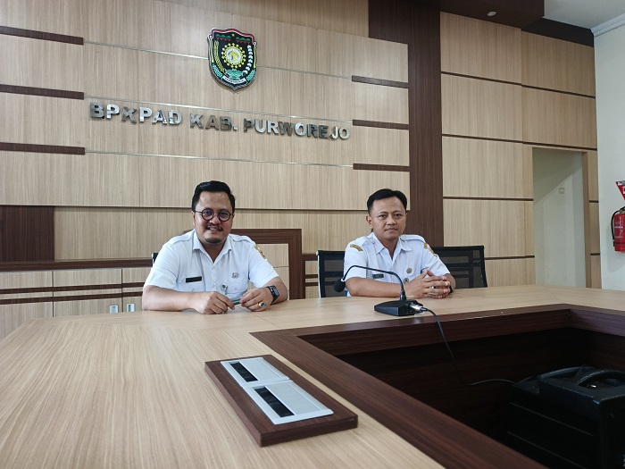 Kabid Pajak Daerah BPKPAD Purworejo, Toni Hartadi (kiri)