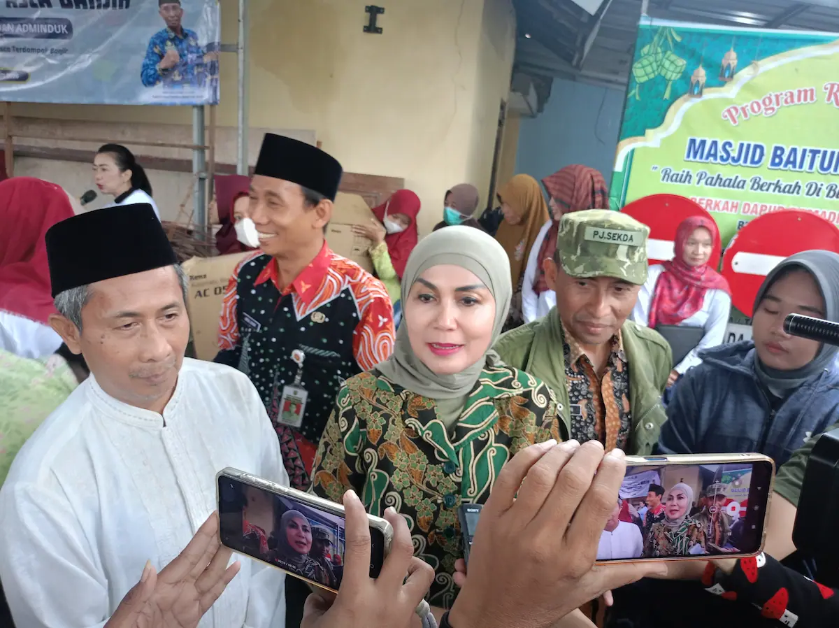Bupati Kendal Dyah Kartika Permanasari saat meninjau pemeriksaan kesehatan gratis bagi warga terdampak banjir.