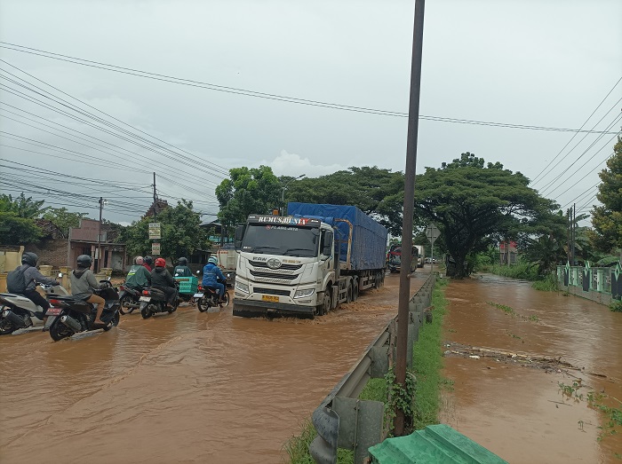 Jalan Pati-Rembang tepatnya di Desa Widorokandang Pati terendam banjir