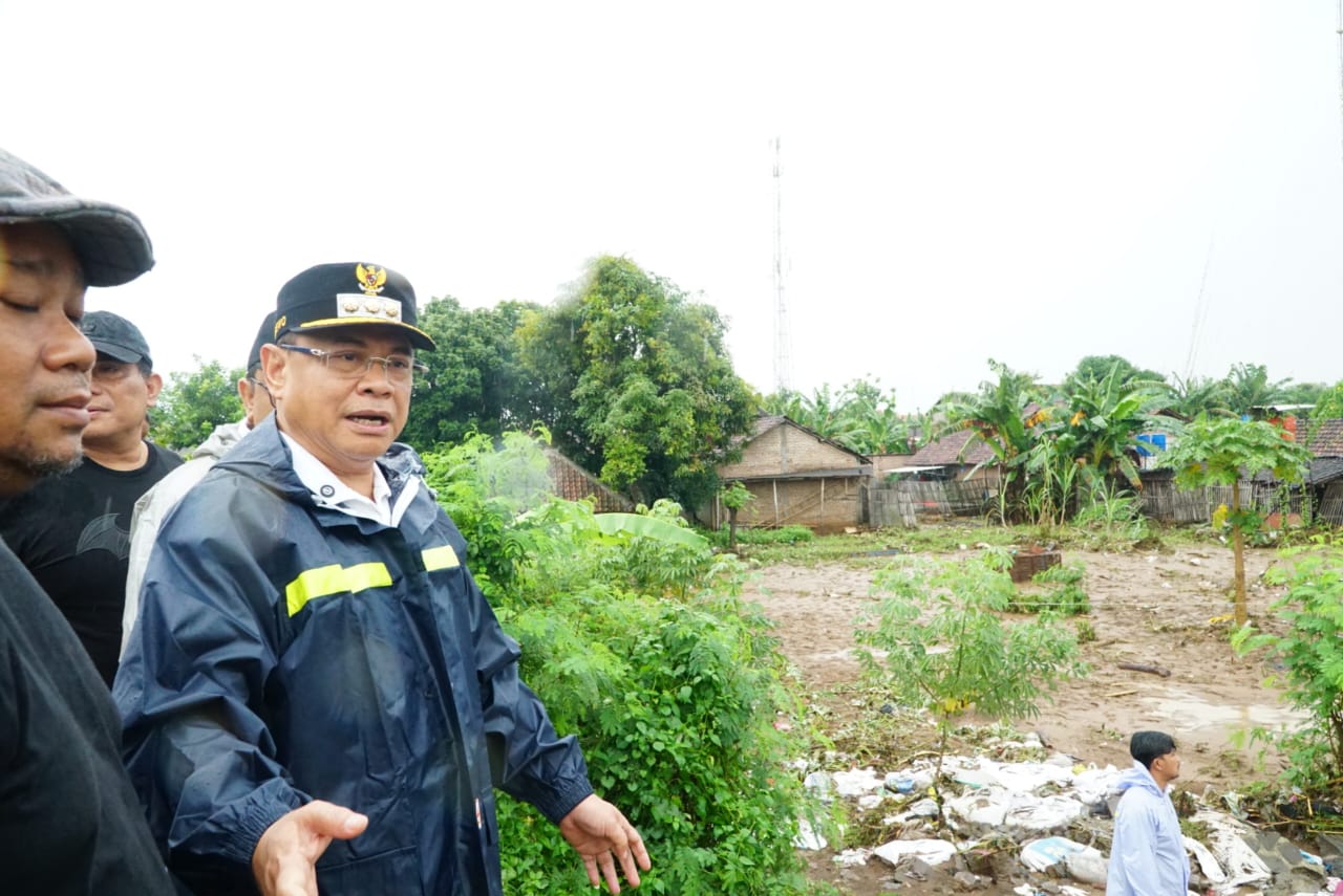 Bupati Pati Sudewo saat meninjau lokasi tanggul jebol dan banjir bandang di permukiman warga