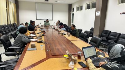 Para anggota Anggota Komisi A DPRD, Bidang Pemerintahan, pada Rapat Kerja bersama eksekutif dalam rangka Pembahasan tentang Tenaga Honorer Non Skema