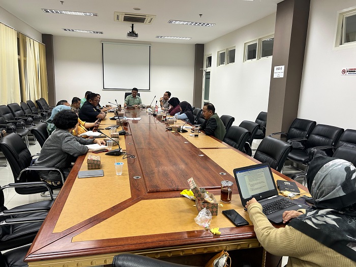 Para anggota Anggota Komisi A DPRD, Bidang Pemerintahan, pada Rapat Kerja bersama eksekutif dalam rangka Pembahasan tentang Tenaga Honorer Non Skema