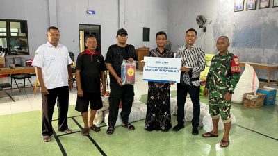 Branch Manager BRI Cabang Kudus menyerahkan bantuan survival kit kepada pengungsi banjir di Desa Pasuruhan Lor.