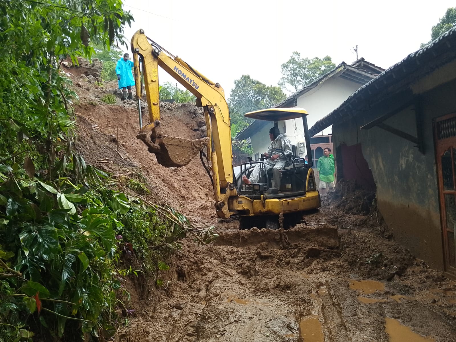 Kondisi dinding rumah warga di Kudus yang jebol akibat diterjang material longsor.