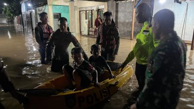 Hujan Lebat Picu Banjir Waridin, Kapolres Kendal Evakuasi Warga Brangsong