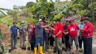 HUT Ke-53 PDI Perjuangan Kudus: Tanam Ribuan Pohon di Wonosoco, Tebar Benih Ikan di Logung