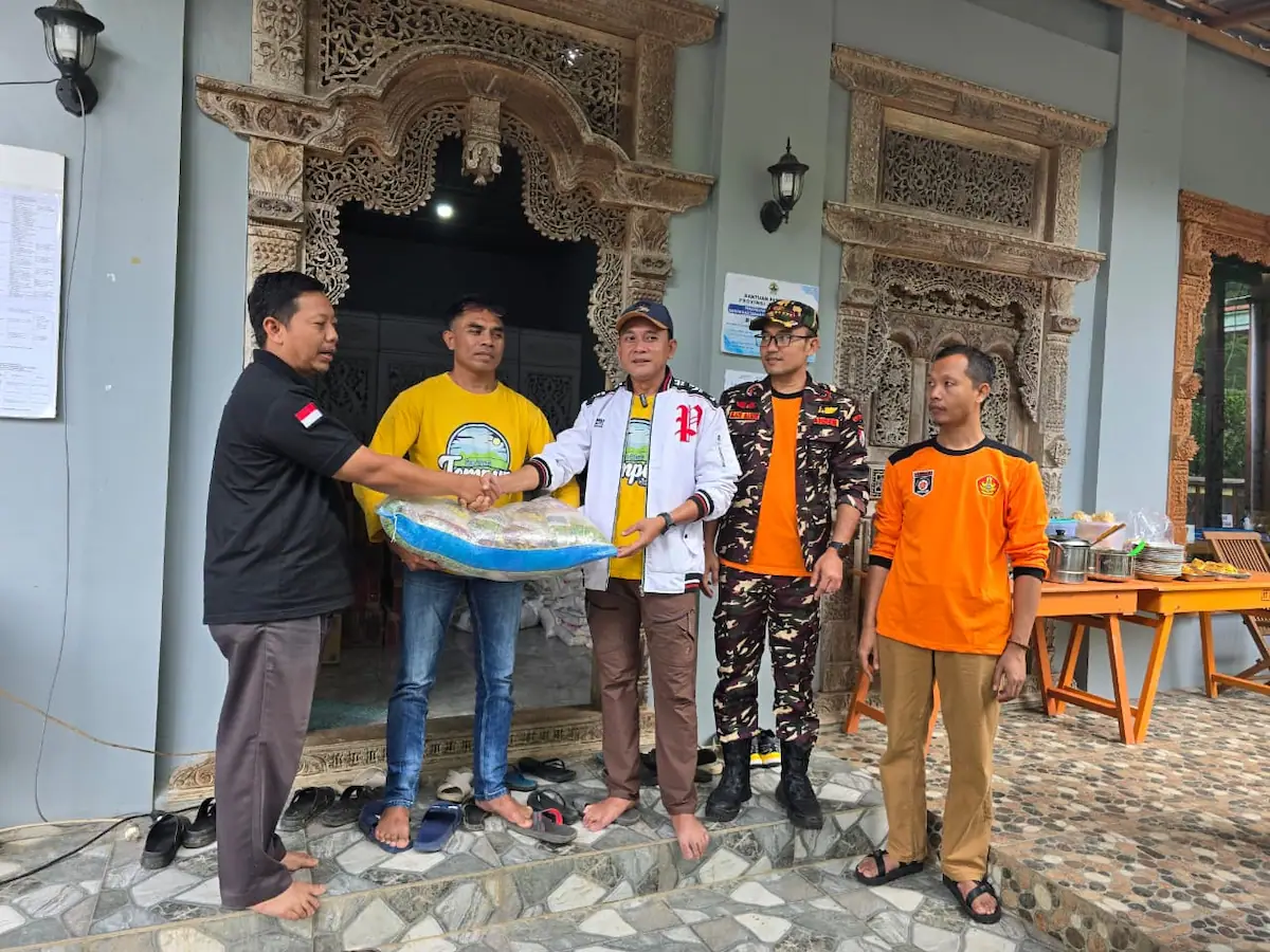 Anggota DPRD Jateng Fraksi Golkar Arif Wahyudi saat menyalurkan bantuan di Kecamatan Keling Jepara