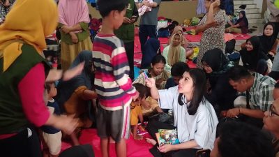 Wakil Bupati Kudus Bellinda Putri Sabrina Birton saat berinteraksi dengan anak-anak di posko pengungsian banjir Desa Gulang
