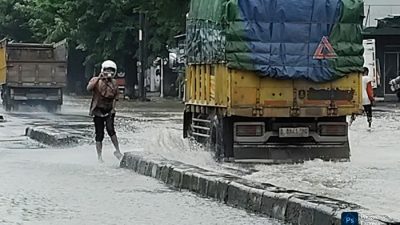 Hujan Deras Picu Banjir di Kendal, Jalur Pantura Ikut Tersendat