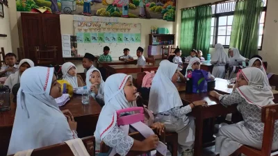 Aktivitas siswa SD Islam Al Huda Semarang saat mengikuti pembelajaran berbasis projek di kelas