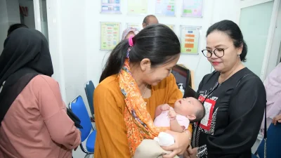 Wali Kota Semarang Agustina Wilujeng Pramestuti berinteraksi dengan warga