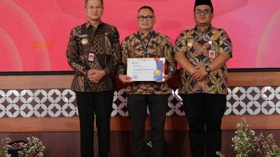 Bupati Wonogiri Setyo Sukarno menyerahkan penghargaan kepada Pemimpin Bank Jateng Cabang Wonogiri Mulyanto di Pendopo Rumah Dinas.