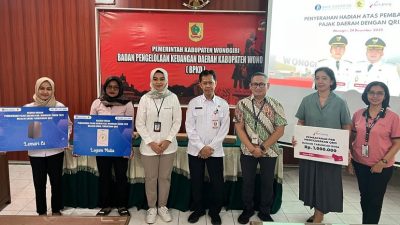 Perwakilan Bank Jateng Cabang Wonogiri menyerahkan hadiah undian pajak QRIS dalam High Level Meeting P2DD