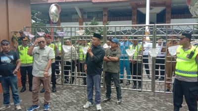 Demo KONI Kudus: Protes Tarian Dancersport, Massa Tempel Celana Dalam di Gerbang Pendapa