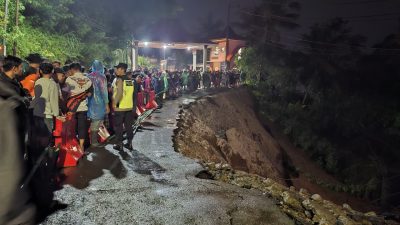 Detik-detik Jembatan di Wisata Colo Ambrol, Ertiga dan Truk Tangki Ikut Terperosok