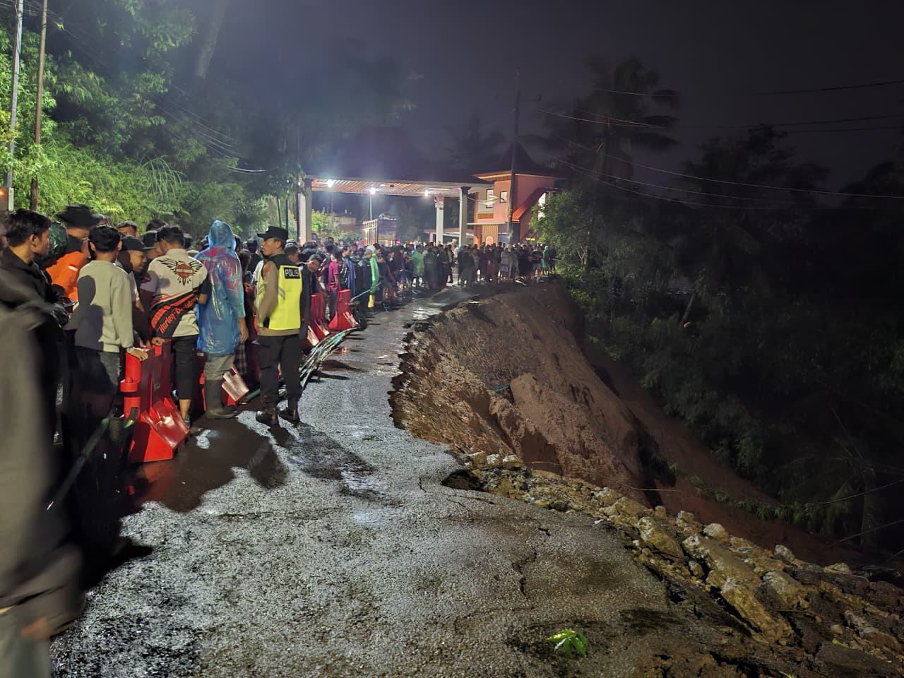 Kondisi Jembatan Colo Kudus yang longsor akibat hujan deras, Jumat (9/1/2026).