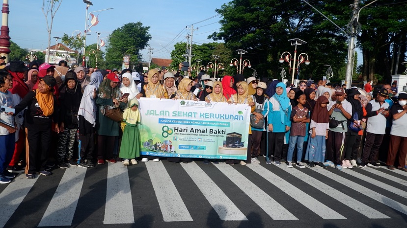Suasana pelepasan peserta Jalan Sehat HAB Kemenag Kebumen di halaman Pendopo Kabumian