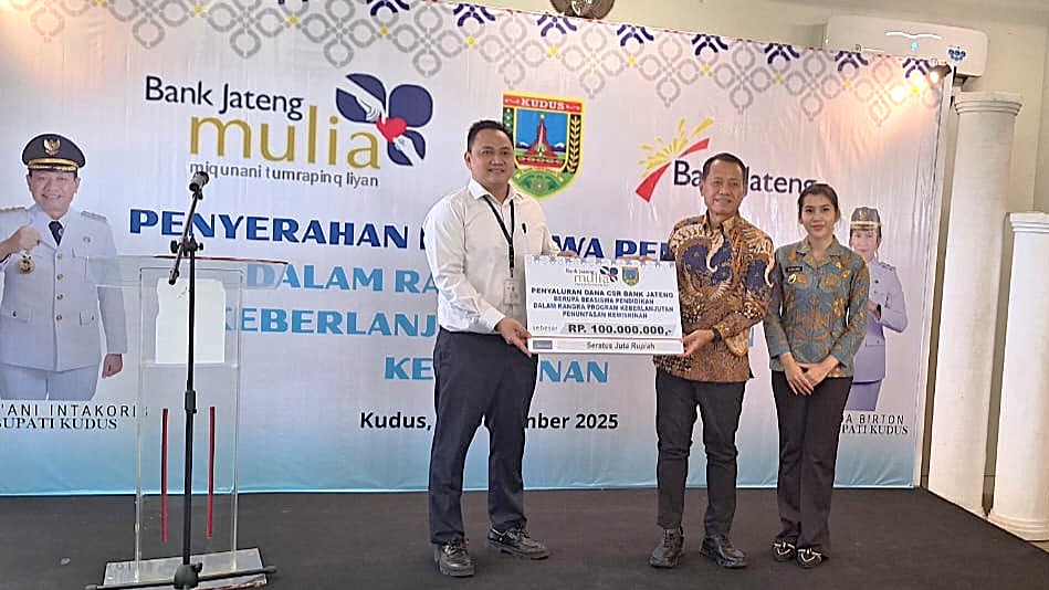 Bank Jateng berkolaborasi dengan Pemerintah Kabupaten Kudus menyalurkan bantuan pendidikan sebesar Rp100 juta yang ditujukan bagi 100 pelajar jenjang SD dan SMP pada Selasa (30/12/2025) di Gedung Pusat Belajar Guru (PBG) Kudus