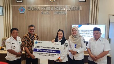 Pemimpin Bank Jateng Cabang Brebes, Edwinirwan Senoaji, menyerahkan simbolis mobil operasional Toyota Rush GR kepada Bupati Brebes Hj. Paramitha Widya Kusuma di Kantor Bapenda Kabupaten Brebes