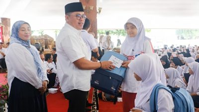 Penyerahan simbolis bantuan tas sekolah dalam acara santunan anak yatim Magelang di Pendopo Pengabdian