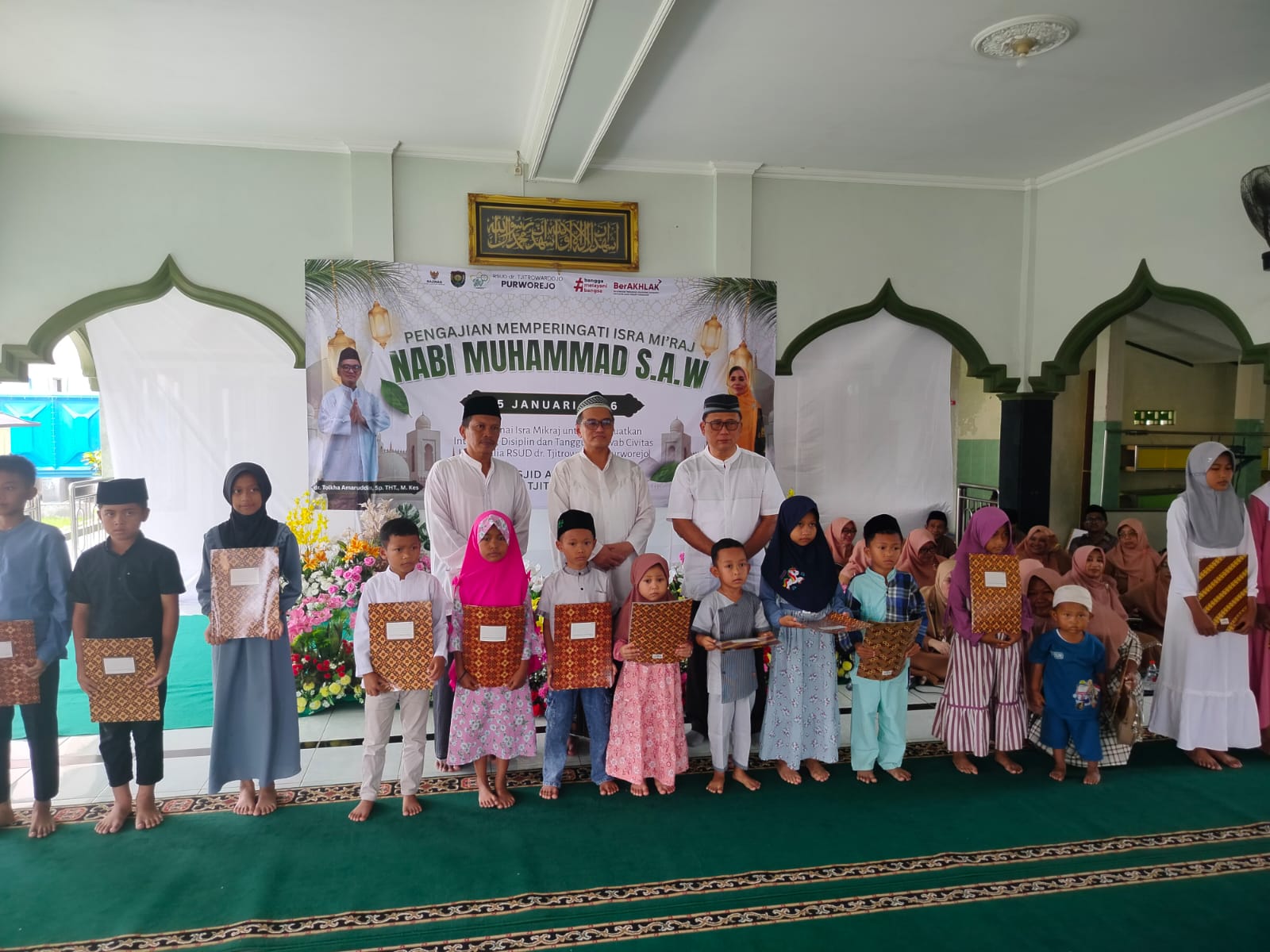 Direktur RSUD dr Tjitrowardojo menyerahkan santunan zakat kepada anak yatim saat peringatan Isra Miraj.
