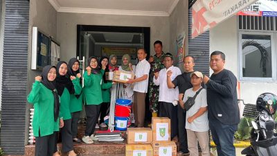 Pengurus IIDI Kabupaten Kudus menyerahkan bantuan alat kebersihan secara simbolis kepada Kepala Desa Hadipolo.
