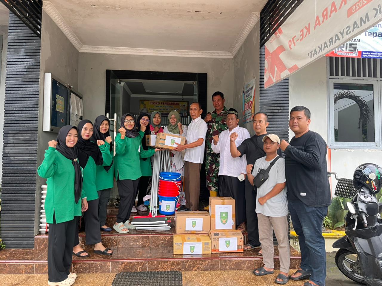 Pengurus IIDI Kabupaten Kudus menyerahkan bantuan alat kebersihan secara simbolis kepada Kepala Desa Hadipolo.