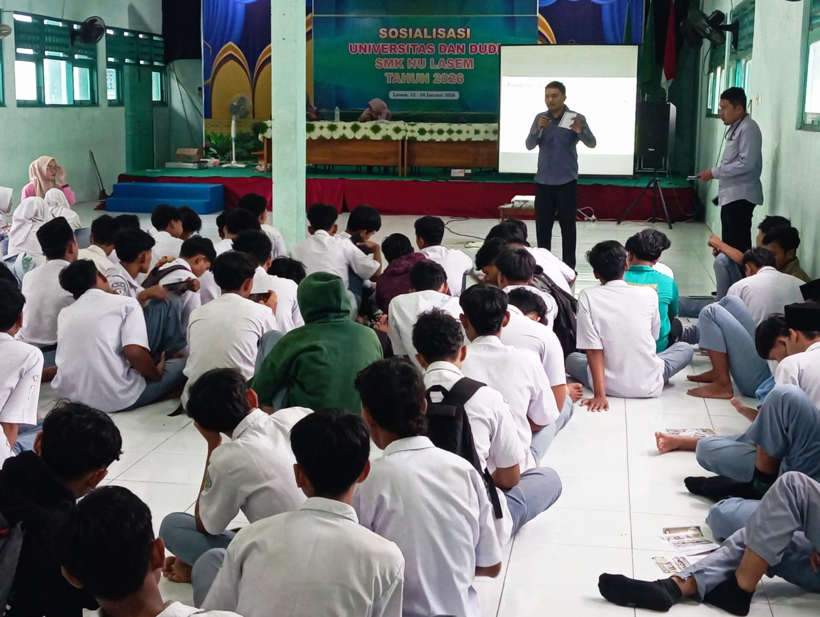 Suasana sosialisasi kampus dan industri di hadapan siswa kelas XII SMK NU Lasem.