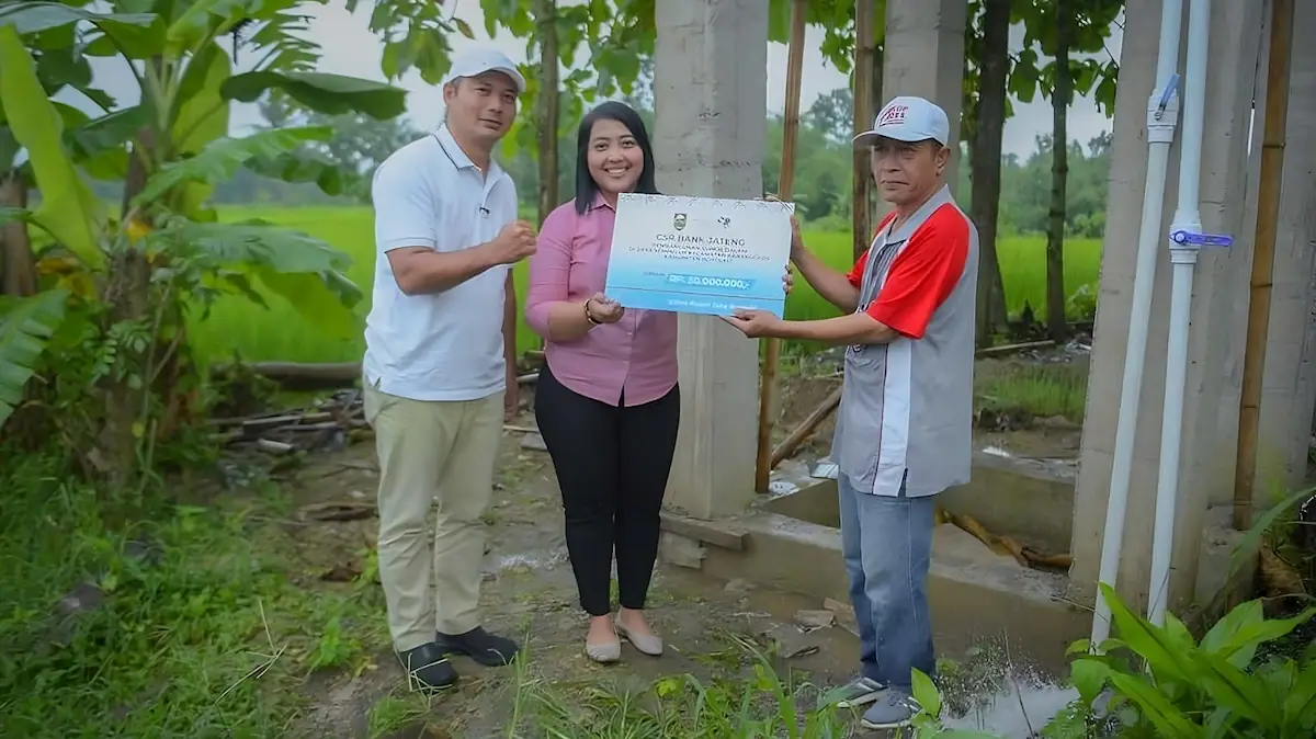 Bupati Boyolali Agus Irawan bersama Pemimpin Bank Jateng Cabang Boyolali Umi Laila Sholichah menyerahkan bantuan CSR Bank Jateng