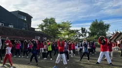 Mahasiswa KKN UPGRIS memandu senam sehat bersama warga di kawasan Teras Gunung, Candirejo, Ungaran.
