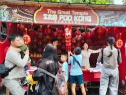 Meriahkan Imlek Sam Poo Kong, Konjen Tiongkok Tulis Kaligrafi untuk Pengunjung
