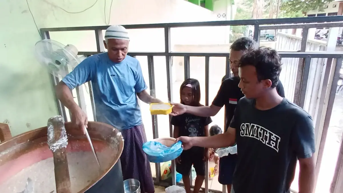 Ratusan warga dan jemaah sedang antre berburu takjil legendaris Bubur India di halaman Masjid Jami Pekojan Semarang untuk menu berbuka puasa.