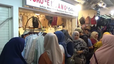 Tren Gamis “Bini Orang” Mendadak Viral dan Paling Diburu di Pasar Johar Semarang