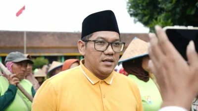 Ketua DPRD Kendal Mahfud Sodiq meninjau lokasi TMMD padat karya di Desa Gedong Patean bersama jajaran TNI.
