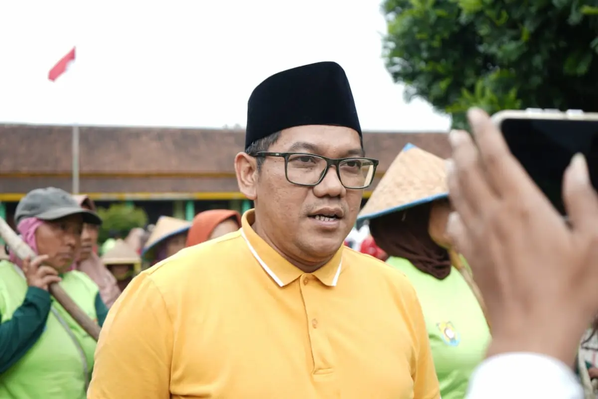 Ketua DPRD Kendal Mahfud Sodiq meninjau lokasi TMMD padat karya di Desa Gedong Patean bersama jajaran TNI.