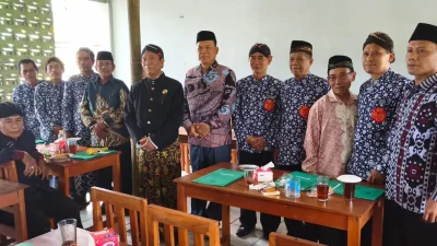 RT Sukadi Dwijodipuro (baju hitam) saat resmi ditetapkan sebagai ketua kerabat trah Kanjeng Raden Wirowongso Wiroguno di Weleri, Kendal.