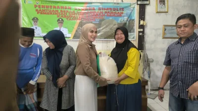Bupati Kendal Salurkan Bantuan Beras untuk 1.111 Korban Banjir
