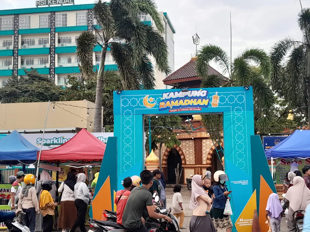 Suasana warga memadati stan UMKM di Kampung Ramadan RSI Kendal untuk berburu takjil menjelang waktu berbuka puasa.