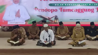 Sejumlah ASN Pemkab Kendal tampak khusyuk melantunkan ayat suci dalam kegiatan tadarus Al-Qur'an bersama di Pendopo Tumenggung Bahurekso.