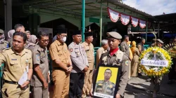 Suasana upacara pemakaman kedinasan anggota Satpol PP Kebumen yang gugur saat bertugas.
